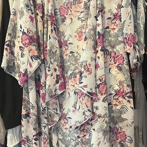 LuLaRoe Women's white floral Kimono